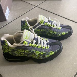 NEW UNISEX YOUTH Nike Air Max 95 SE (GS)  running shoes Size 4Y GREEN/GREY/BLACK